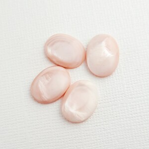 Cabochon vintage di conchiglie di cozze rosa del fiume Tennessee: 12 x 10 mm di pietre preziose ovali vintage, coppia abbinata immagine 2