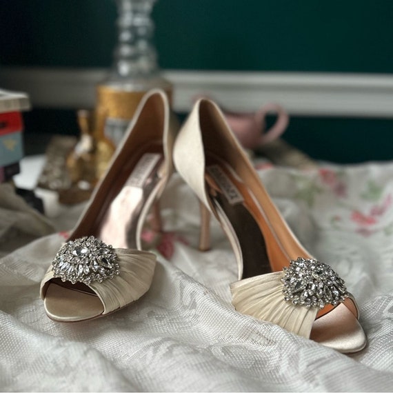 Badgley Mischka Pearson D'Orsay Pumps in Vanilla S