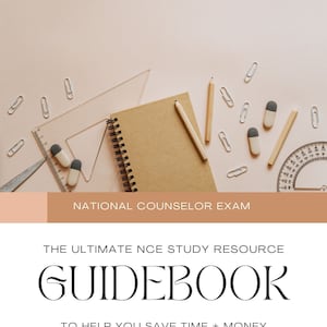 Pode incluir: Um caderno marrom com encadernação em espiral, lápis, um transferidor, uma régua e clipes de papel em um fundo rosa claro. O texto "NATIONAL COUNSELOR EXAM" e "THE ULTIMATE NCE STUDY RESOURCE GUIDEBOOK TO HELP YOU SAVE TIME + MONEY" está impresso na parte inferior da imagem.