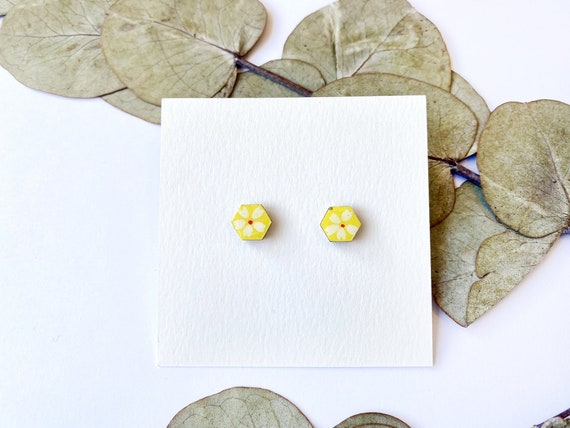 Cute hexagon earrings - Laser cut wood and colorful origami paper - White daisy on illuminating yellow paper