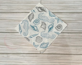 Servilleta de papel para cóctel con conchas y caballitos de mar en miniatura en tonos verde azulado y gris