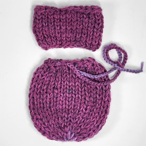 Puede incluir: Una diadema de punto morado y un gorro de punto morado a juego con una larga cola de hilo morado.
