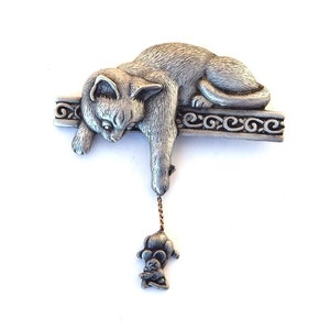 JJ Cat Pin, Cat and Mouse Pin, Signed Jonette Jewelry Cat Dangling Mouse Pewter Pin, Articulated Figural Pin, Cat Lover Gift