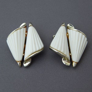 LISNER White Earrings Clip-Ons, Mid Century Modern Geometric Abstract Clip Earrings Thermoset Lucite