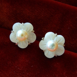 Mother of Pearl Flower Earrings, White Flower Earrings Freshwater Pearl, Carved Mother of Pearl Stud Earrings
