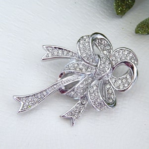2021 Gold Plated Luxury Design Pearl Rhinestone Crystal Wedding Safety  Channel Flower Brooches Pin for Clothes Accessories - China Rhinestone  Brooches Pins and Crystal Brooches Pin price