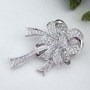 DIOR Bow Pin, rhodinierte Bogenbrosche Strass Akzente Christian Dior Signiert, Designer Brosche, Vintage