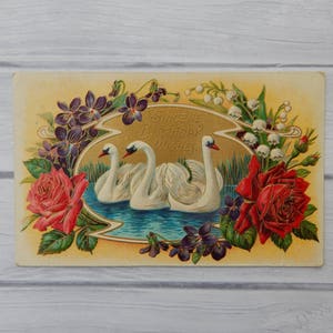 Antike Geburtstagspostkarte, viktorianische Postkarte 1900 Geprägte deutsche Postkarte Geburtstagswünsche, Schwanensee, Rosen, Maiglöckchen