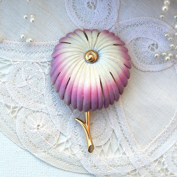 Emaille Blumennadel, Metallblume weiß und lila, Mid Century Modern Blumenbrosche, Boho Brautstrauß Pin