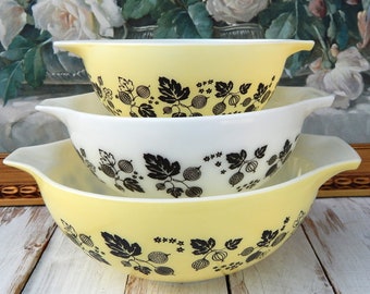 PYREX Gooseberry Bowls Set of 3, 22 27 35 Black Gooseberry Cinderella Mixing Bowl Set Yellow White, Vintage Pyrex USA Nesting Bowls