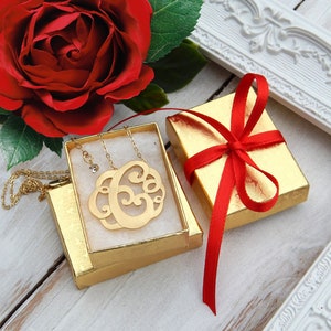Collar con inicial de letra en tono dorado. Elige tu letra. Collar con nombre. Regalo de San Valentín.