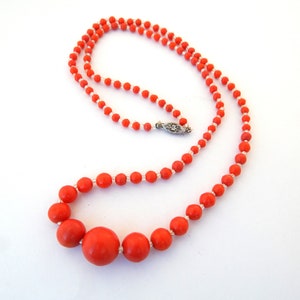 Vintage collier en celluloïd rouge corail 10K fermoir en filigrane, collier en celluloïd imitation corail perles graduées simple brin, collier en plastique précoce