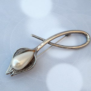 Calla Lily Pin, Vintage Flower Pin Silver Tone White Faux Pearl