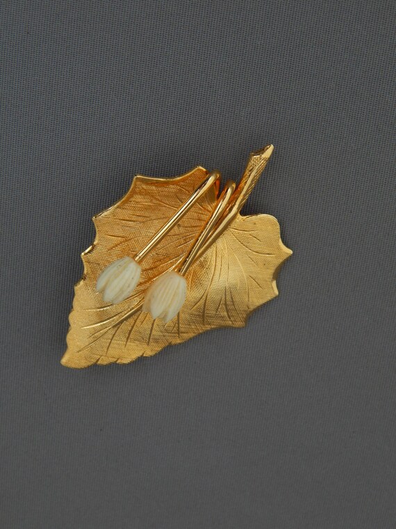 Water Lily Pin, Mid Century Carved Celluloid Whit… - image 4