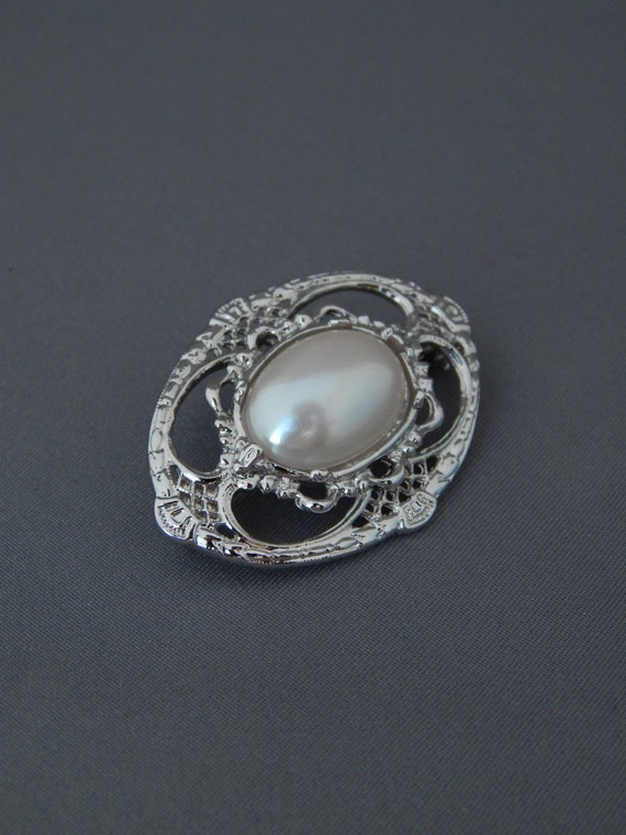 Pearl Collar Pin, Oval Filigree Brooch Silver Ton… - image 3
