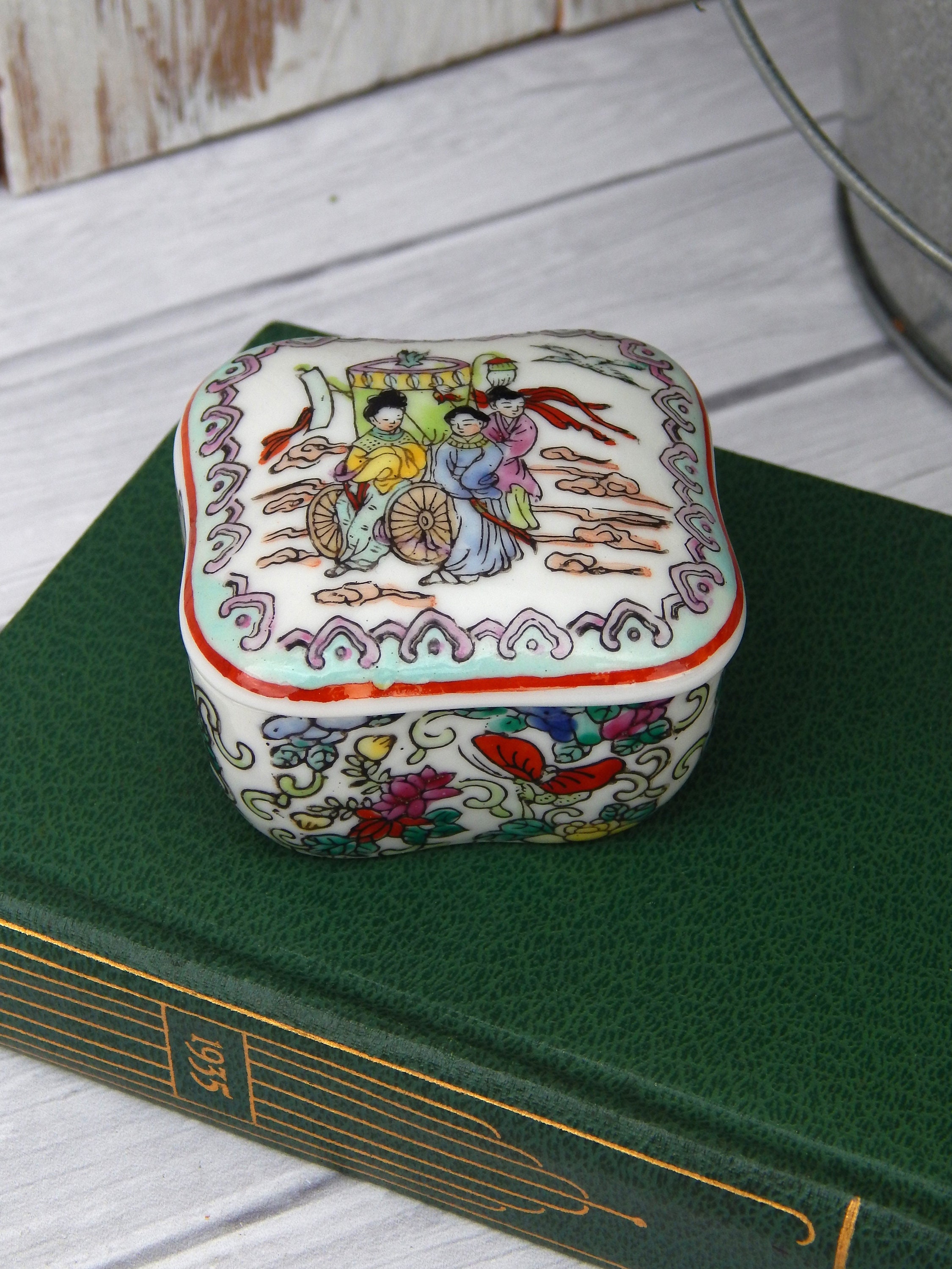 ・丸平造　御所人形　高さ約28.5㎝　トコサ　木箱付　西2Fさ4-1211⑤ Porcelain Trinket Box, Chinese Macau Porcelain Square Box