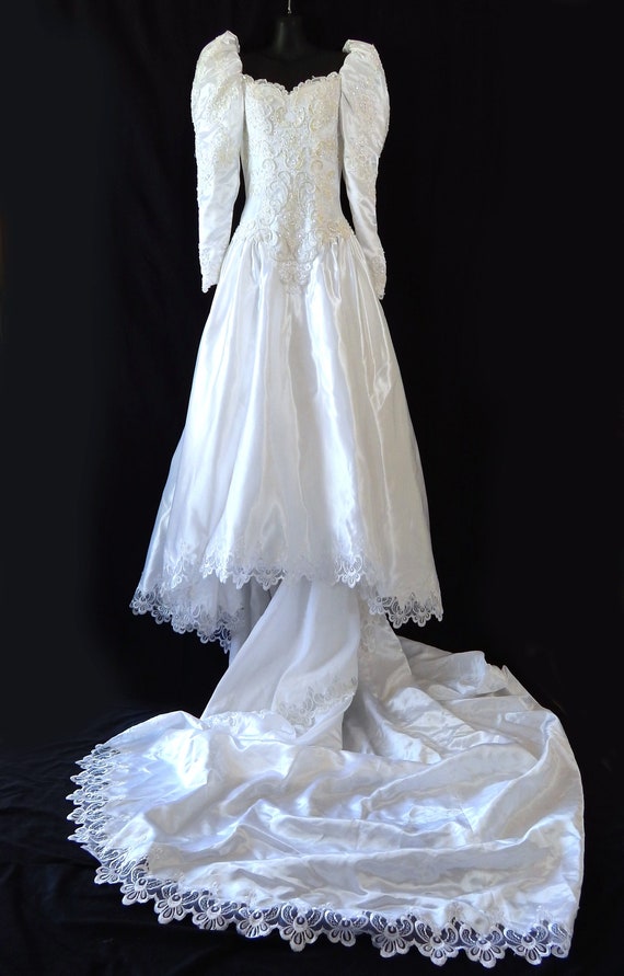 Vintage Wedding Dress White Sweetheart Bodice, Lon