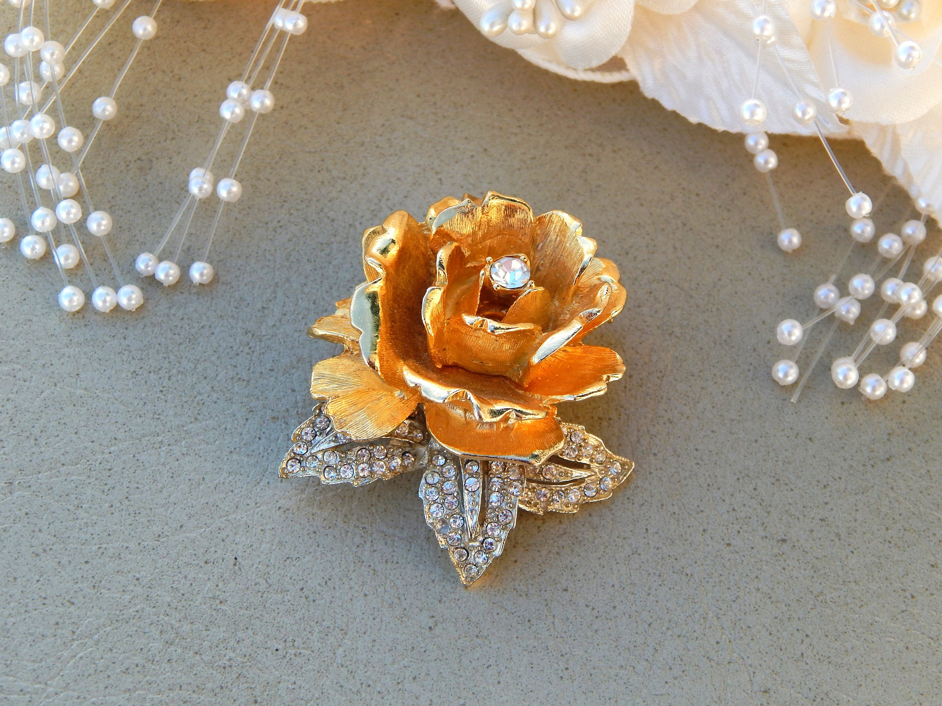 ヴィンテージ   ブローチ Vintage Rose Pin, Rhinestone Pave Detailed Dimensional Rose