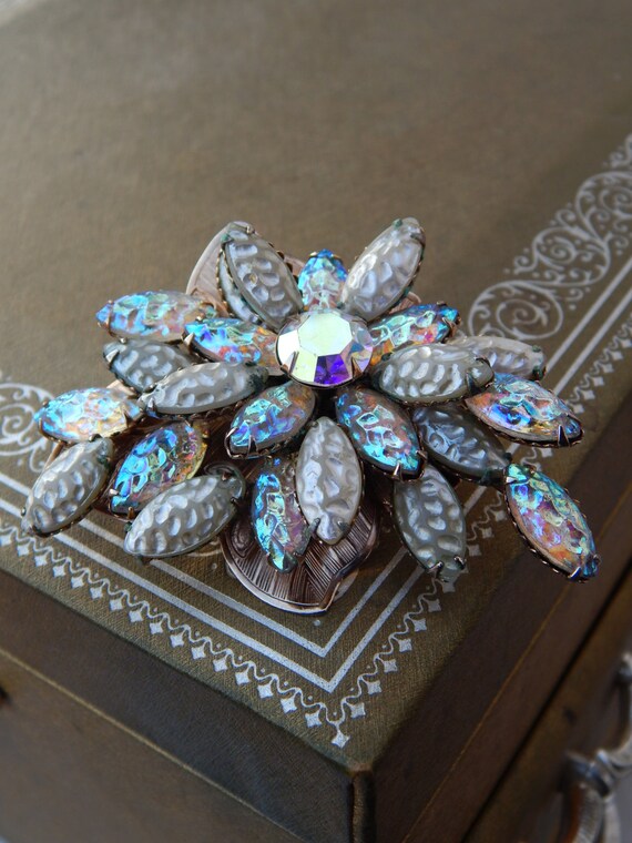 Wendalern Rhinestone Flower Brooch Pin Silver Tone Crystal Floral Pin Elegant Flower Cluster Corsage Brooch Vintage Wedding Bridal Lapel Pins Clothing...