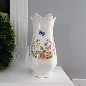 AYNSLEY Victorian Vase Cottage Garden, Fine Bone China Vase 8.5&quot; ENGLAND, White Vase with Flowers Butterflies Cottage Chic