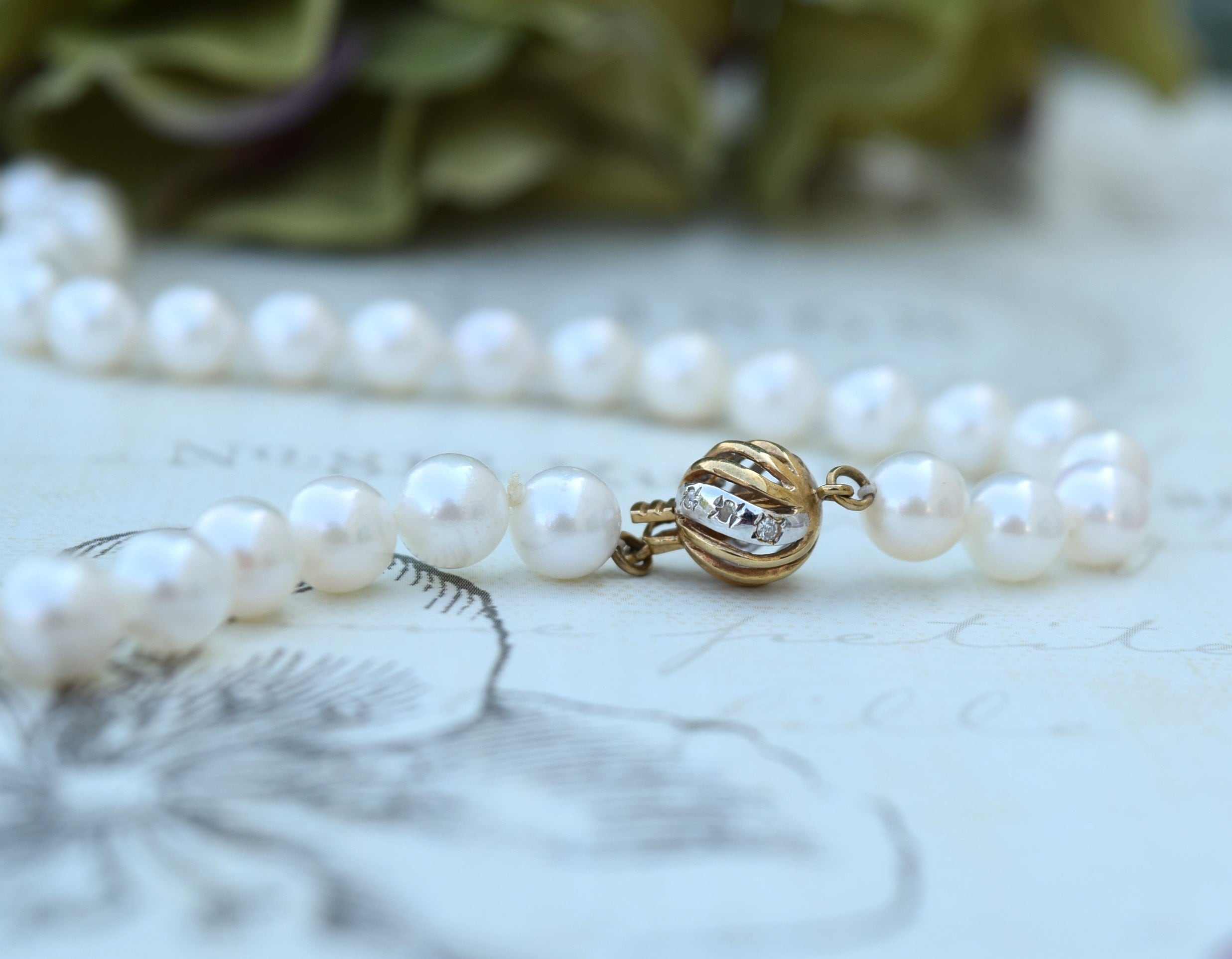 PEARL NECKLACE, cultured saltwater pearls, clasp in 18K gold. Jewellery &  Gemstones - Necklace - Auctionet