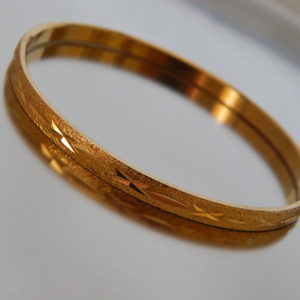 TRIFARI Gold Bangle Bracelet Medium Wrist, Brushed Gold Tone Diamond Cut Accents Bracelet, Gold Bangle, Mid Century Jewelry, Vintage
