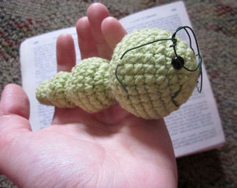 Gehaakt boekenwurmpatroon: eenvoudig amigurumi-rupsspeelgoed (pdf-patroon)
