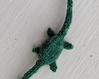 Tiny Lake Monster breipatroon pdf | Mini Nessie knuffelontwerp