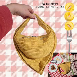 Puede incluir: Un bolso de crochet amarillo con forma de tortellini. El bolso tiene una cremallera y una correa larga. La imagen también muestra un tenedor con tres tortellini en él, y un plato con una lata de comida y un trozo de queso.