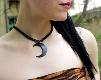 the crescent moon total black necklace