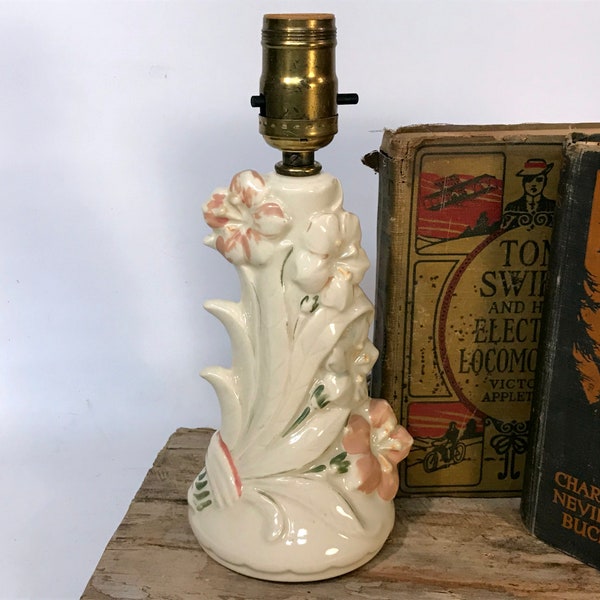 Vintage Deco / Cottage / Ceramic Lamp