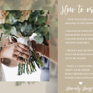 Pu&ograve; includere: Un bouquet di fiori bianchi e verdi con un ciondolo attaccato allo stelo. Il ciondolo ha tre piccole cornici per foto con immagini di persone all'interno. Il testo "How to order" &egrave; scritto in nero su uno sfondo beige. Il testo include istruzioni per ordinare un ciondolo fotografico personalizzato.