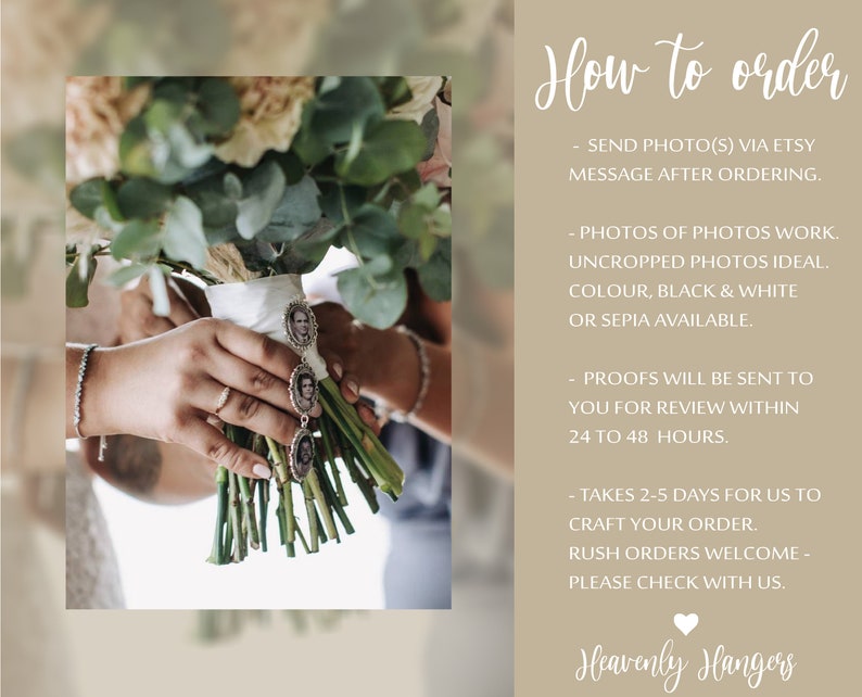 Pu&ograve; includere: Un bouquet di fiori bianchi e verdi con un ciondolo attaccato allo stelo. Il ciondolo ha tre piccole cornici per foto con immagini di persone all'interno. Il testo "How to order" &egrave; scritto in nero su uno sfondo beige. Il testo include istruzioni per ordinare un ciondolo fotografico personalizzato.