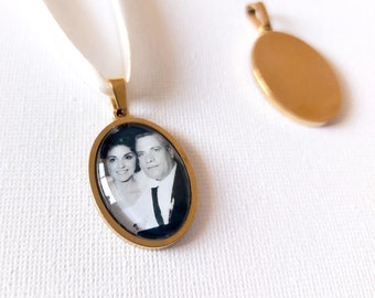 Small Oval Wedding Bouquet Photo Memory Charm in Gold - Bridal Charm, Loved one, Memory Charm, Photo Pendant, Bouquet, Bridal