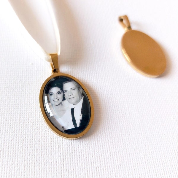 Small Oval Wedding Bouquet Photo Memory Charm in Gold - Bridal Charm, Loved one, Memory Charm, Photo Pendant, Bouquet, Bridal