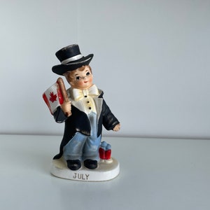 vintage Lefton Juillet Canada Drapeau Canadien 2300 Japon Anniversaire Garçon Top Hat Figurine HTF Rare ESD Lefton Figurine