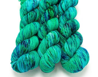 Sock Yarn, Hand Dyed, Speckled, Superwash Merino Nylon Fingering Weight 100 g, Staple Sock - Shake Your Tail Feather
