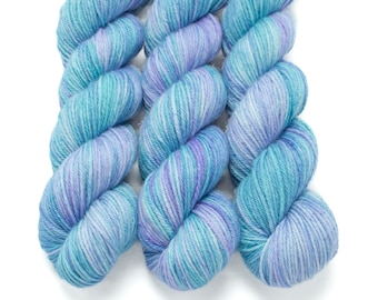 Worsted Weight Yarn, Hand Dyed, Superwash Merino, Hand Dyed Yarn 100 g/218 yds/Worsted Yarn - Hydrangea