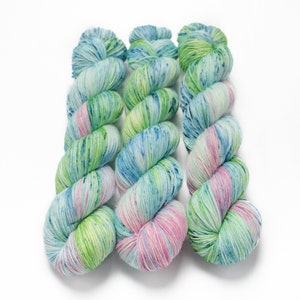 Speckled Sock Yarn, Hand Dyed, Superwash Merino Nylon Fingering Weight 100 g, Staple Sock  - Water Lily