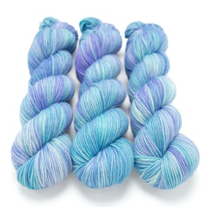 Fil MCN DK, teint à la main, nylon mérinos cachemire Superwash, poids de tricotage double, Bliss MCN dk, 100 g 231 yds - Hortensia