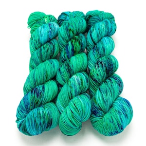 Sock Yarn, Hand Dyed, Speckled, Superwash Merino Nylon Fingering Weight 100 g, Staple Sock - Shake Your Tail Feather