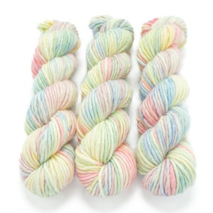 Fil super volumineux nylon mérinos, fil pastel teint à la main, volumineux moucheté, simple pli, teint à la main Superwash, Maizy super volumineux - le printemps est arrivé
