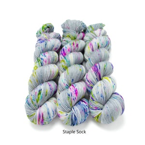 Hand Dyed Sock Yarn Speckled, Superwash Merino Nylon Fingering Weight 100 g, Staple Sock - Electric Sheep
