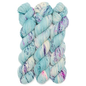 Speckled Sock Yarn, Hand Dyed, Superwash Merino Nylon Fingering Weight 100 g, Staple Sock Puddle Jumper afbeelding 3