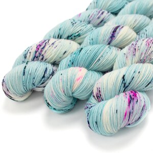 Speckled Sock Yarn, Hand Dyed, Superwash Merino Nylon Fingering Weight 100 g, Staple Sock Puddle Jumper afbeelding 2