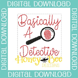 Op de afbeelding: Rode en zwarte borduurontwerp van een vergrootglas met een vingerafdruk erin, met de tekst "Basically A Detective" in rood. Onder het vergrootglas staat de tekst "Honey Bee Designs" in geel met een bij-afbeelding.