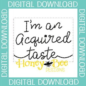 Pode incluir: Design de bordado preto e branco de um ditado escrito à mão "I'm an acquired taste" com uma abelha e o texto "Honey Bee Designs" abaixo.