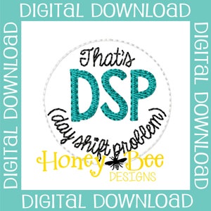Könnte beinhalten: Ein rundes Stickmuster mit dem Text "That's DSP (day shift problem)" in schwarzer und türkisfarbener Schrift. Das Design enthält auch eine Biene mit dem Text "Honey Bee Designs" in gelber und schwarzer Schrift.