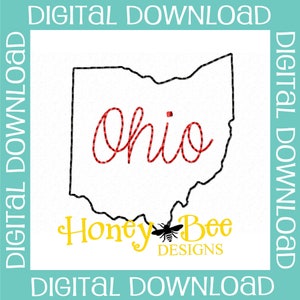 Puede incluir: Esquema en blanco y negro del estado de Ohio con la palabra "Ohio" escrita en cursiva roja dentro del esquema. El texto "Honey Bee Designs" está debajo del esquema.