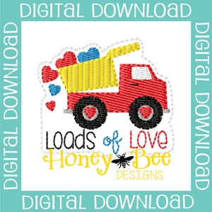 Peut inclure: Un motif numérique à télécharger représentant un camion rouge avec une benne jaune remplie de cœurs rouges et bleus. Le camion a des roues noires avec des détails en forme de cœur. Le texte comprend "Loads of Love" et "Honey Bee Designs."